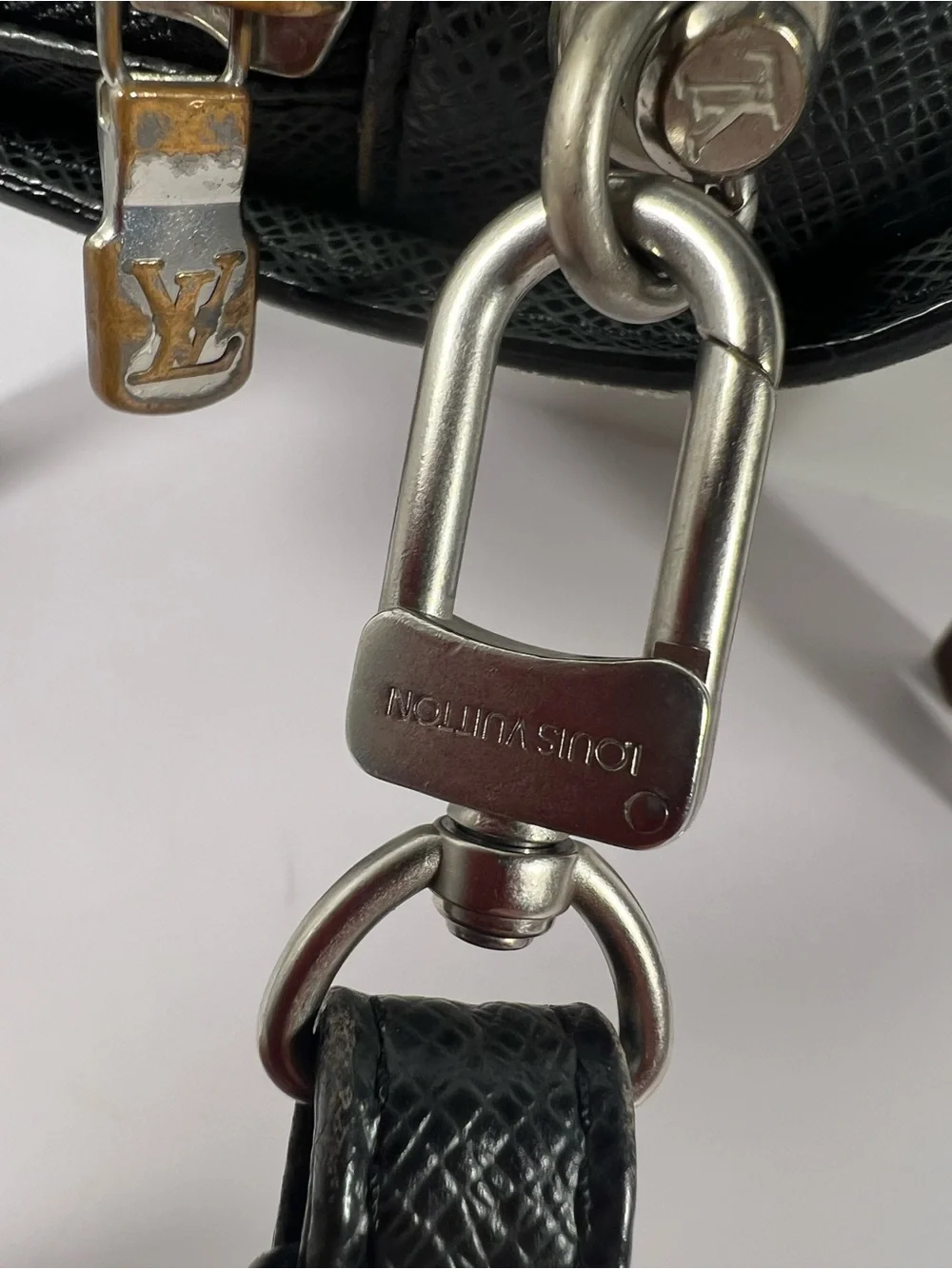 7091: Louis Vuitton Taiga Leather Zip Wristlet Clutch Black